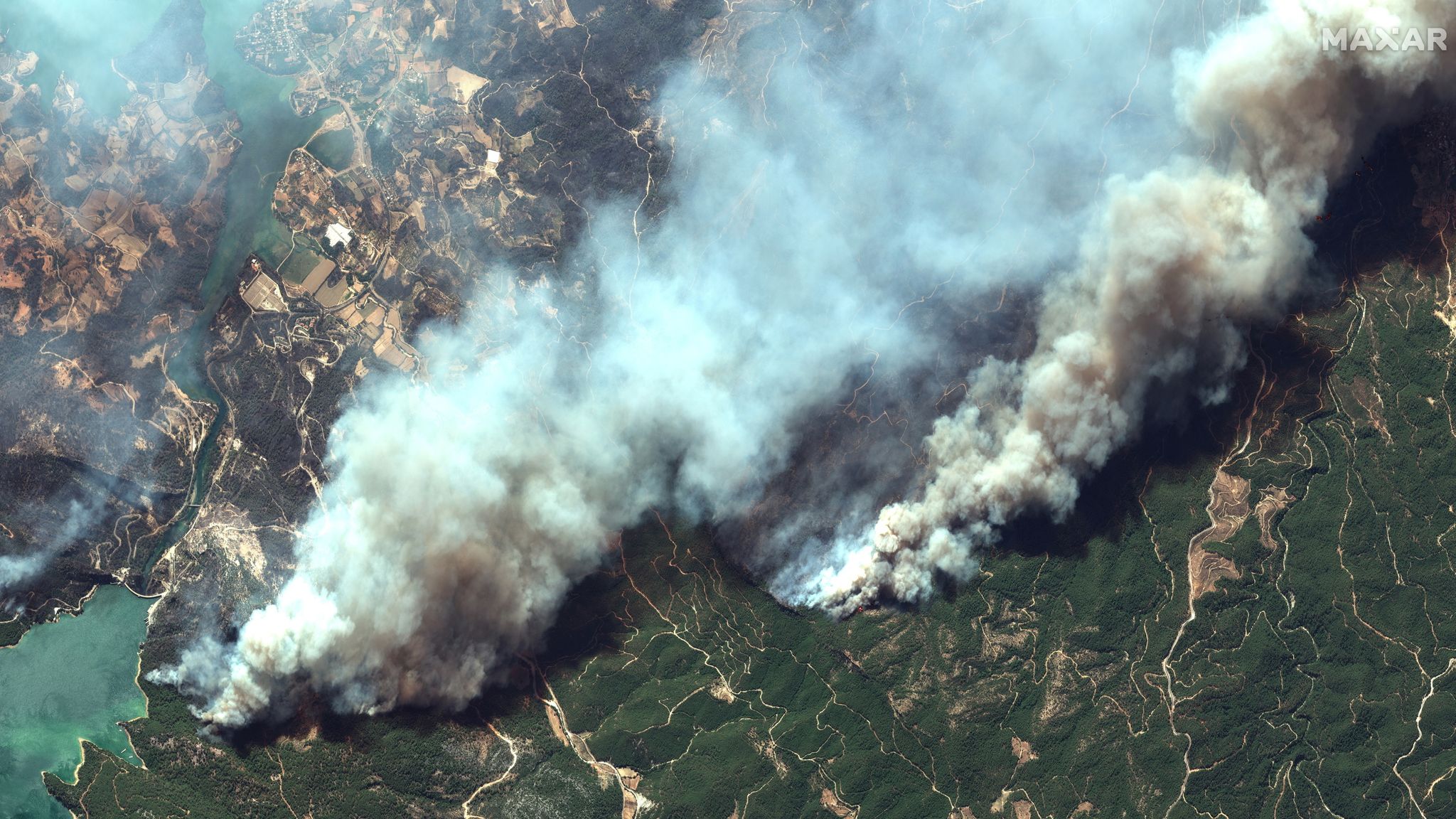 В Турции удалось взять под контроль распространение более 100 лесных пожаров 