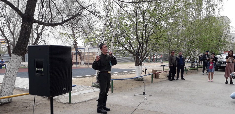 Концерты для ветеранов в Костанае проходят во дворах 