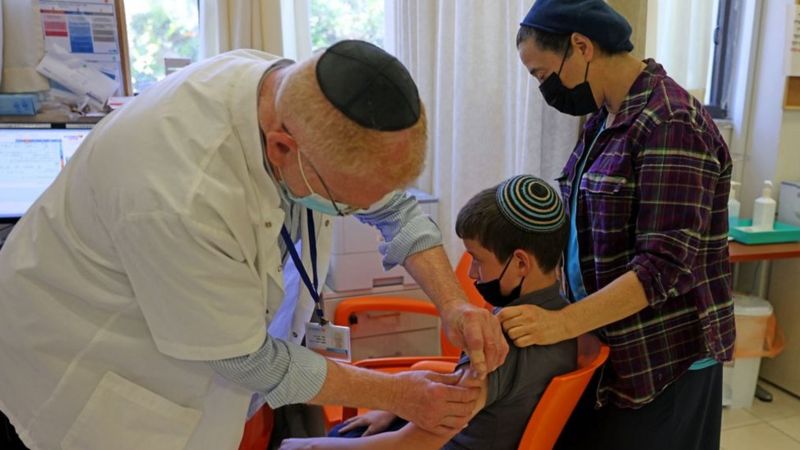 Израиль начинает вакцинацию подростков