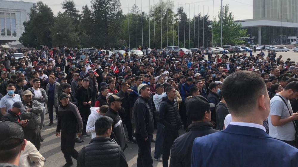 Возле Дома правительства в Бишкеке собралось более 500 человек