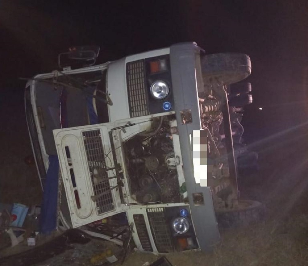 Автобус с 12 пассажирами перевернулся в Актюбинской области