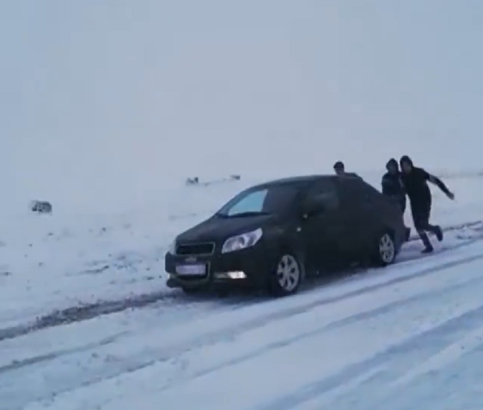 Пользователи Instagram опубликовали видео заваленного снегом перевала в Алматинской области