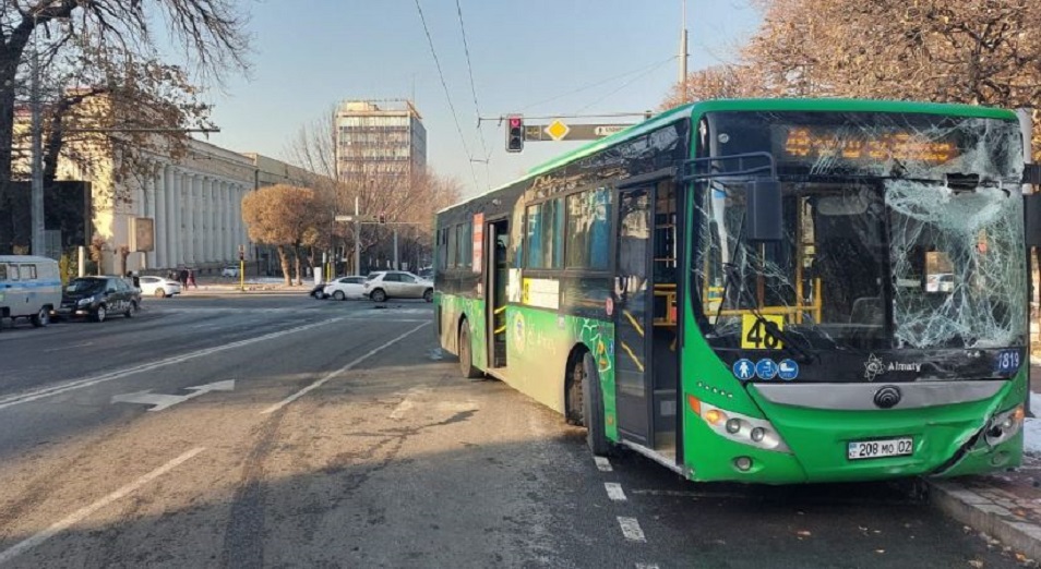 В Алматы автобус столкнулся с троллейбусом – 7 человек госпитализированы