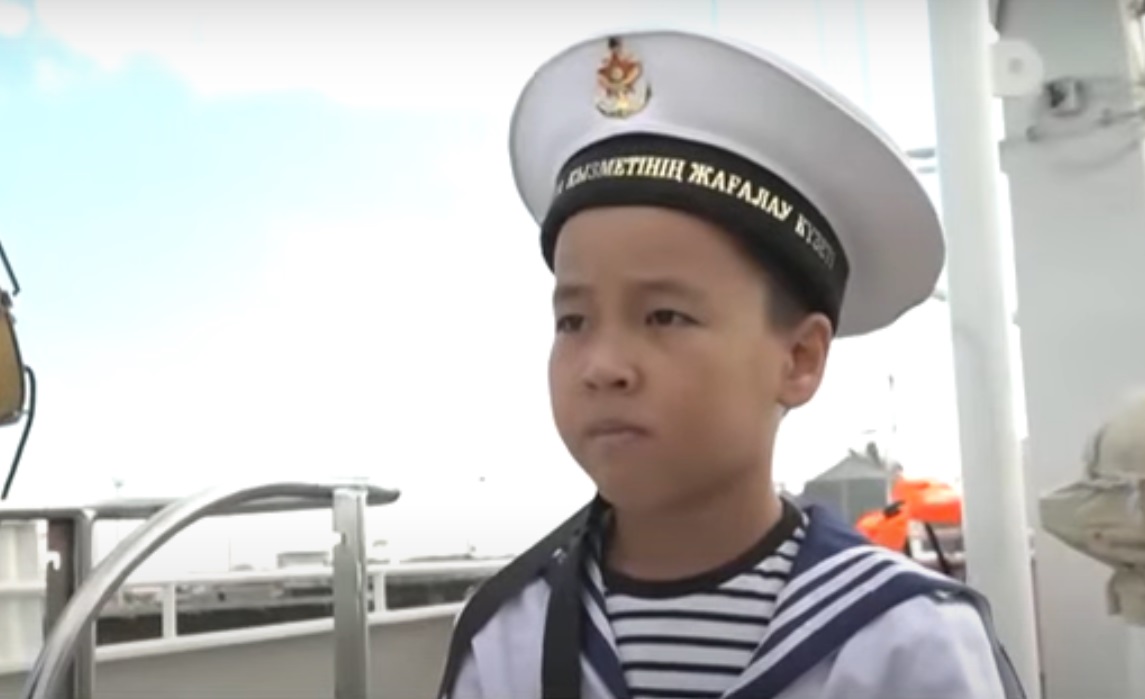 В морской пограничной службе Мангистау появился новый член команды – мальчик 8 лет