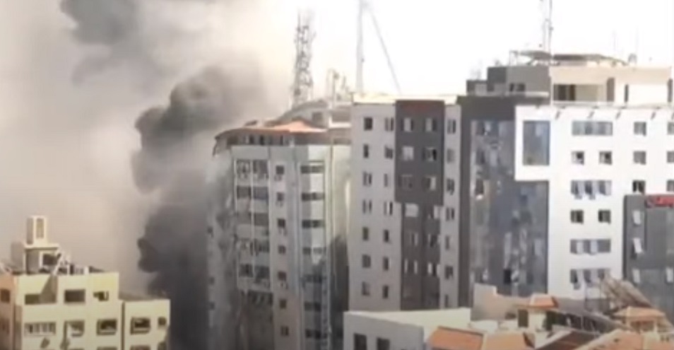 Израильские ВВС разрушили здание с офисами местных и международных СМИ в секторе Газа