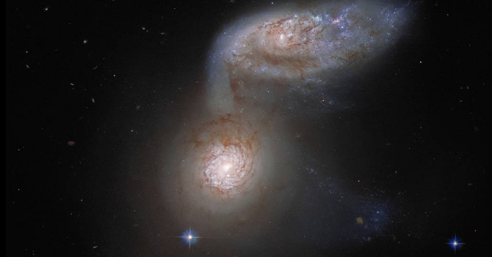 Галактический танец заснял телескоп "Хаббл"