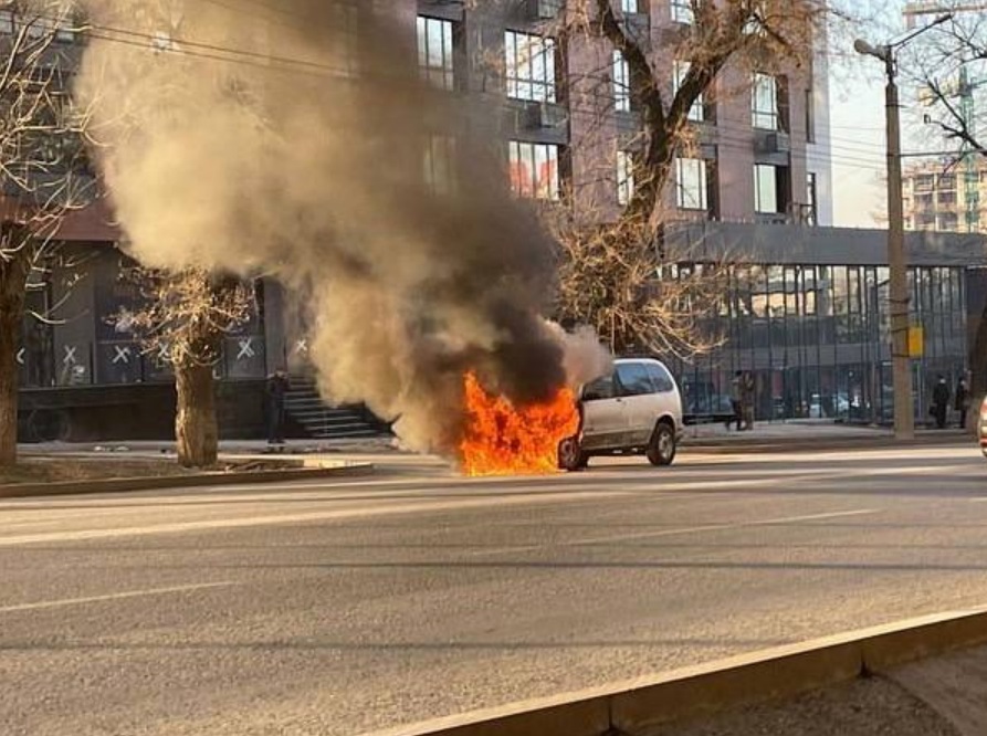В Алматы сгорел автомобиль