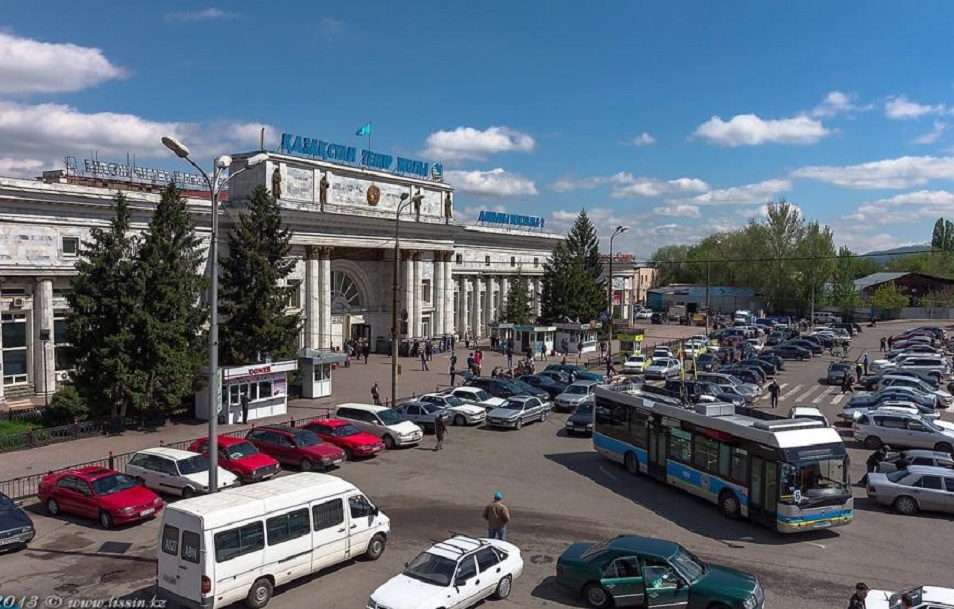 На вокзалах Алматы через Ashyq выявили троих человек с красным статусом