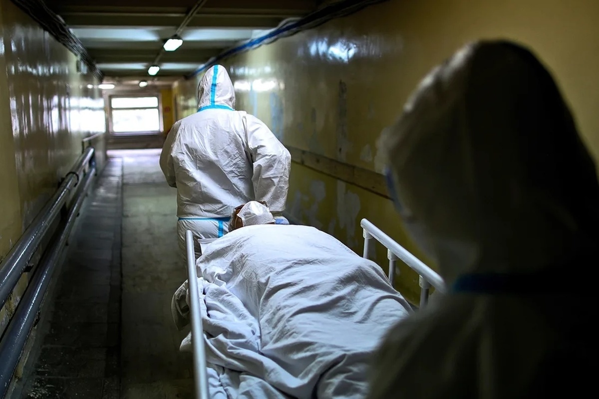Коронавирус: в России пять дней подряд регистрируют более 800 смертей в сутки