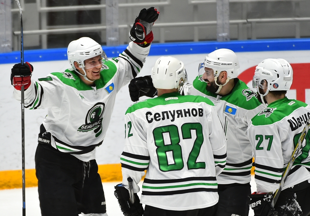 Чемпионат Казахстана по хоккею: "Бейбарыс" отрывается