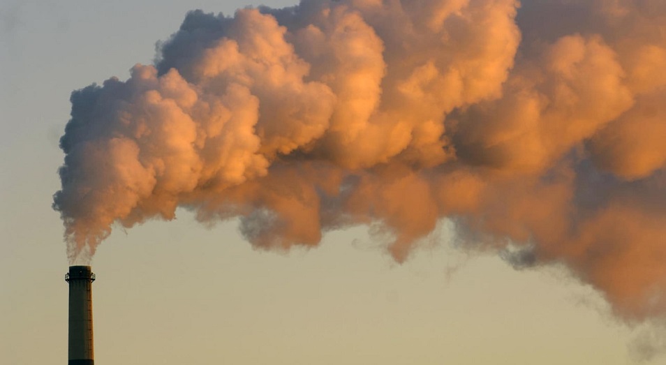 Жители Атырау задыхаются от вредных выбросов в атмосферу