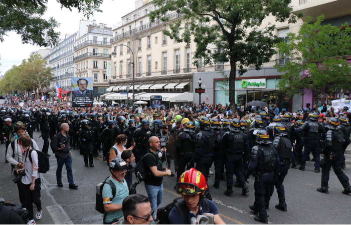 В субботу на улицы Франции вышло около 121 тыс. противников санитарных паспортов