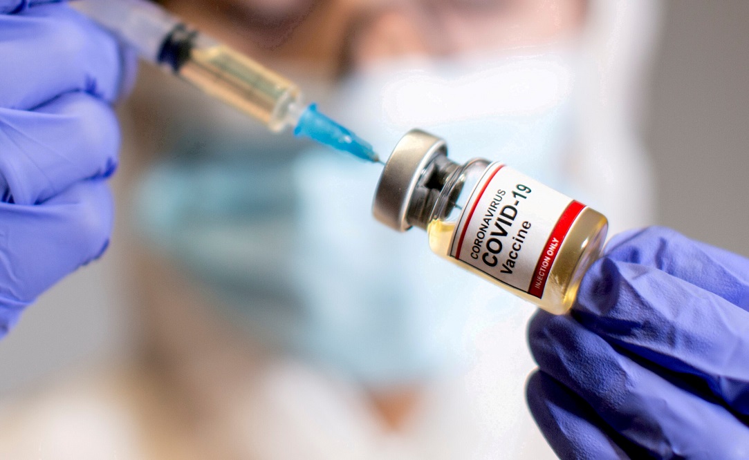 Эксперт: третья доза вакцины важна для всех