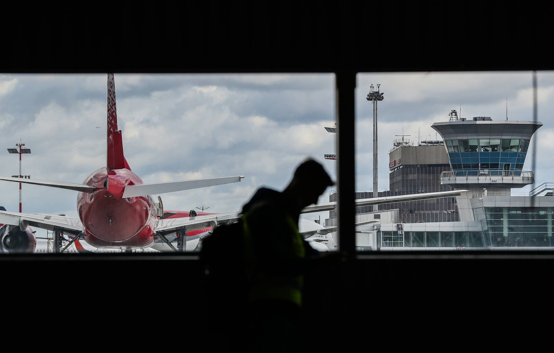 Авиакомпания намерена взыскать убытки с пассажира, открывшего дверь самолета