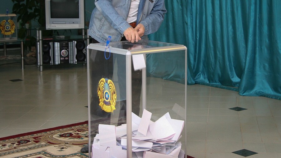 Завершено голосование на референдуме в Казахстане