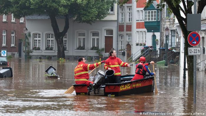 На западе Германии растет число жертв разрушительного наводнения