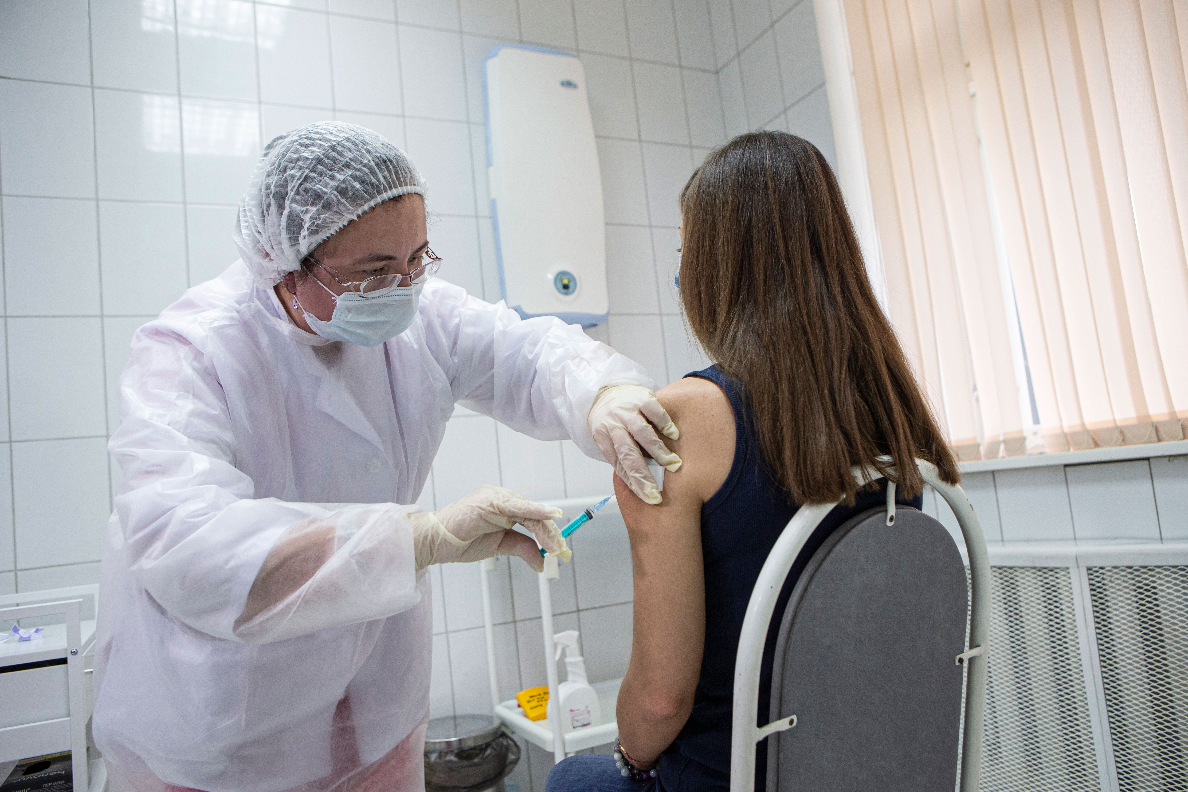 Когда в России может начаться вакцинация детей?