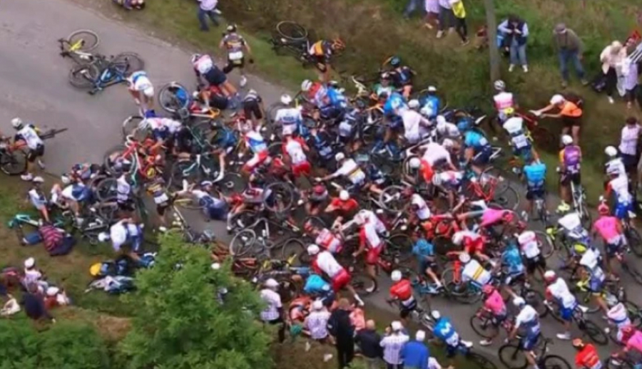 Плакат болельщика стал причиной массового падения велосипедистов на «Тур де Франс»