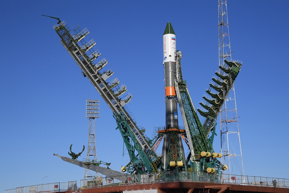Ракета "Союз" с грузовым "Прогрессом" установлена на стартовый комплекс Байконура