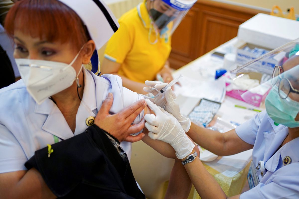 Сотни тайских медицинских работников заразились, несмотря на вакцинацию Sinovac