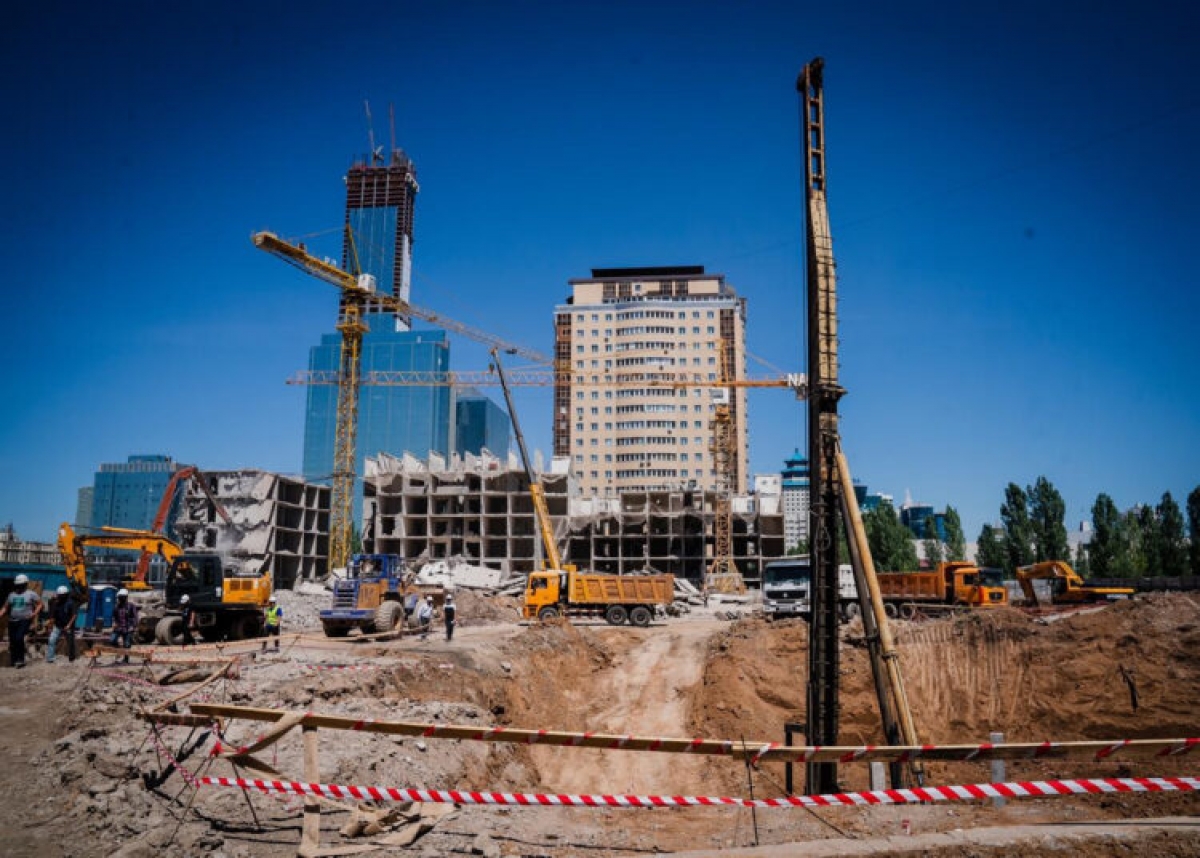 Власти столицы Казахстана намерены приостановить стройки из-за невакцинированных работников