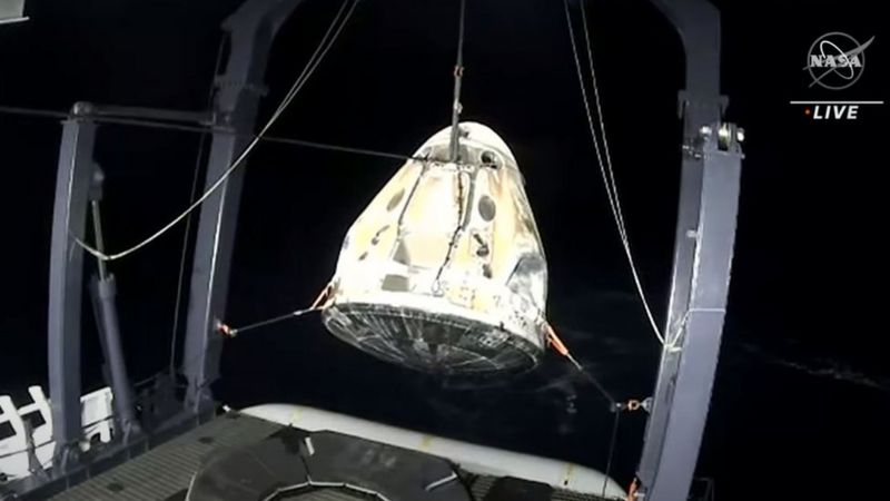 Астронавты НАСА приводнились около Флориды