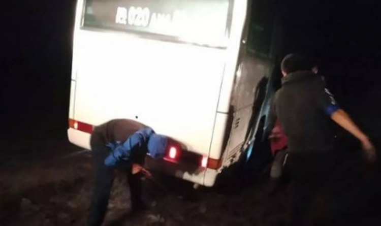 В ВКО автобус с 40 пассажирами застрял в грязевой массе 