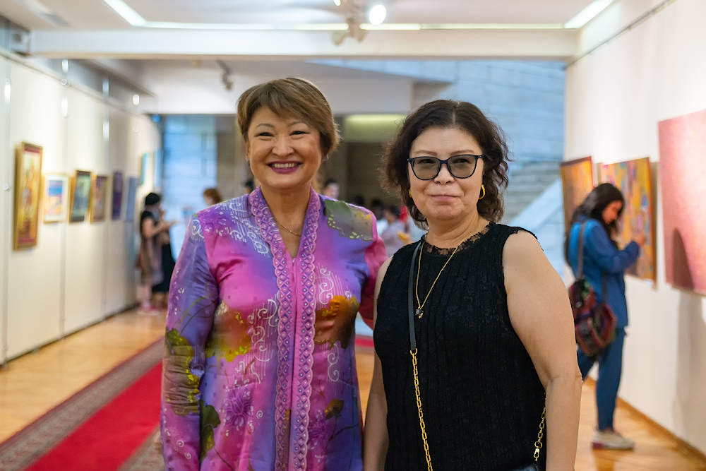 Две души и две стихии объединила выставка в Алматы