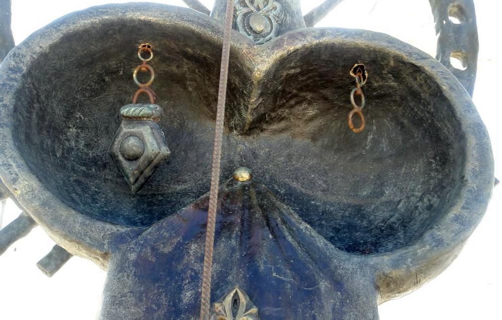 Деталь от скульптуры "Кобыз" вновь исчезла c набережной Актау