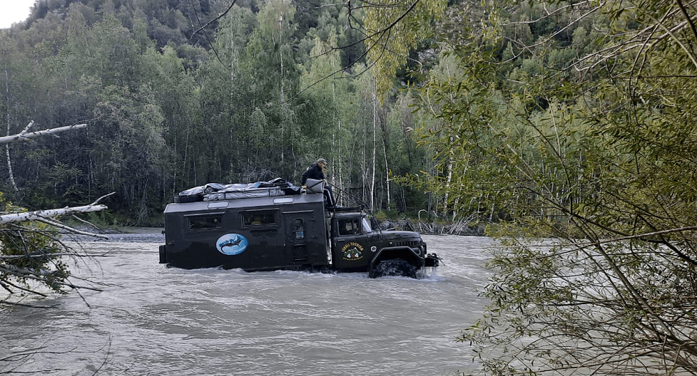 15 туристов застряли в Коринском ущелье из-за подъема воды в реке