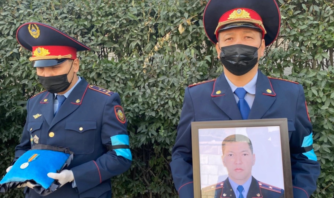 Президент наградил погибших в Алматы полицейских и судебного исполнителя