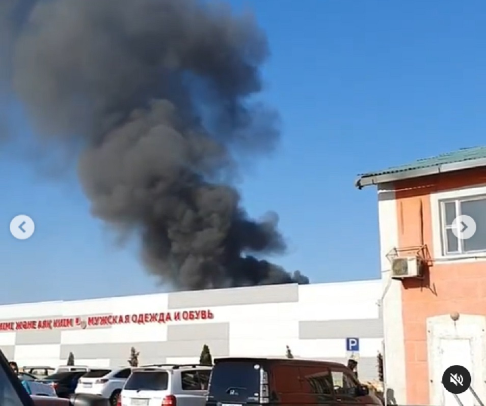 Водители Алматы разместили в Сети видео с пожаром в районе барахолки 
