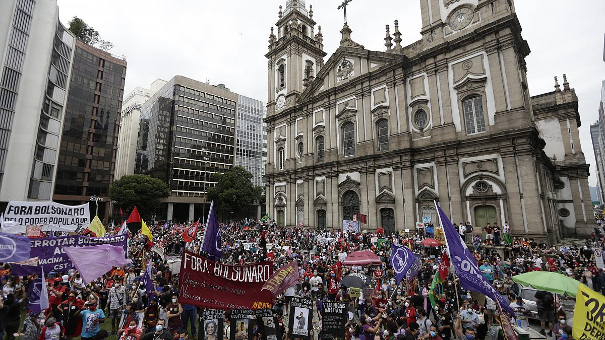 В Бразилии люди требуют отставки президента