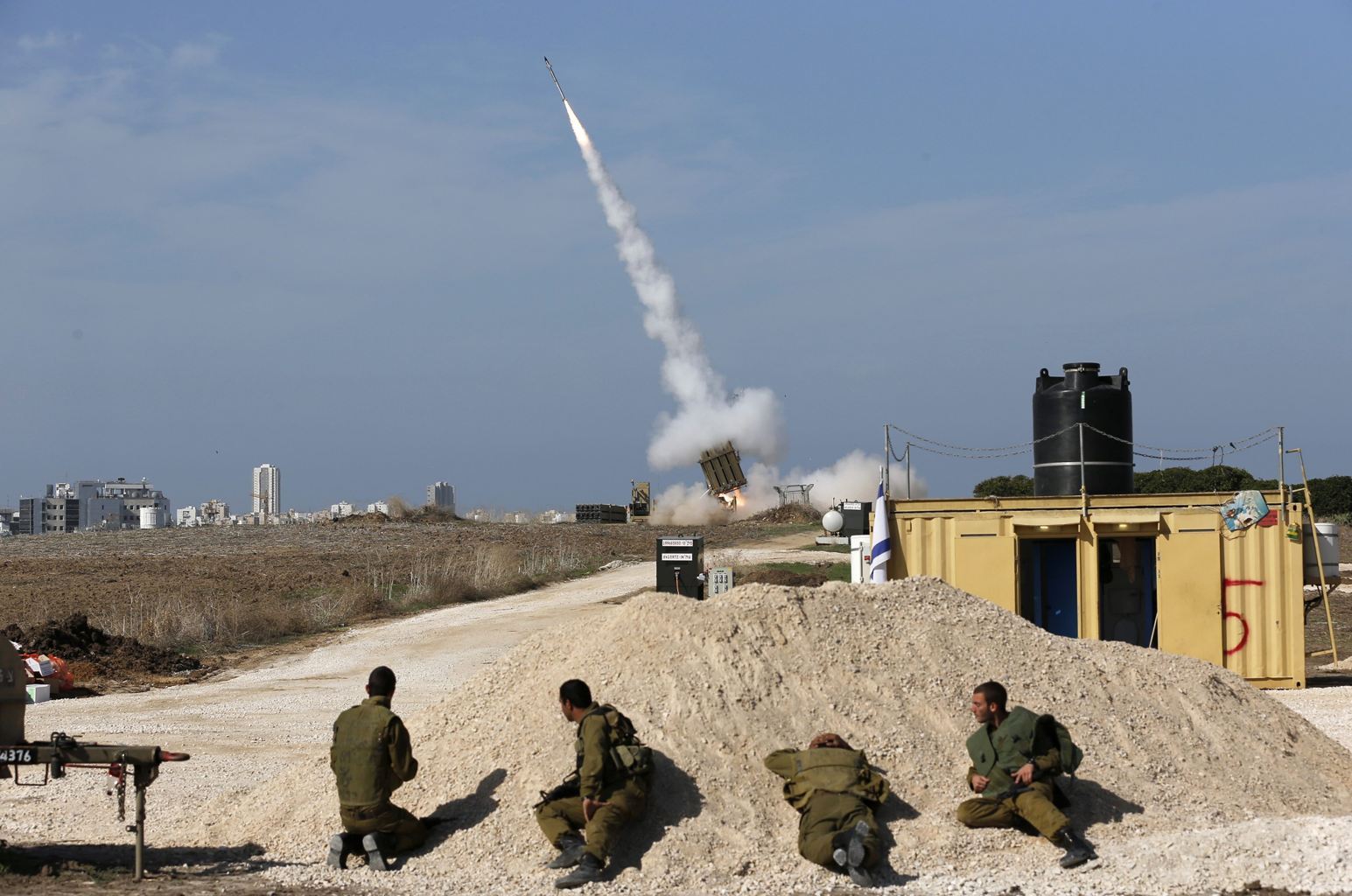 ХАМАС в ночь на воскресенье продолжил ракетный обстрел Израиля 