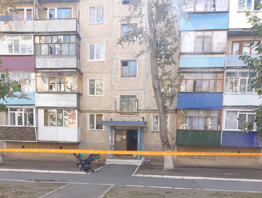 Житель Лисаковска  открыл стрельбу в подъезде многоэтажки. Есть жертвы