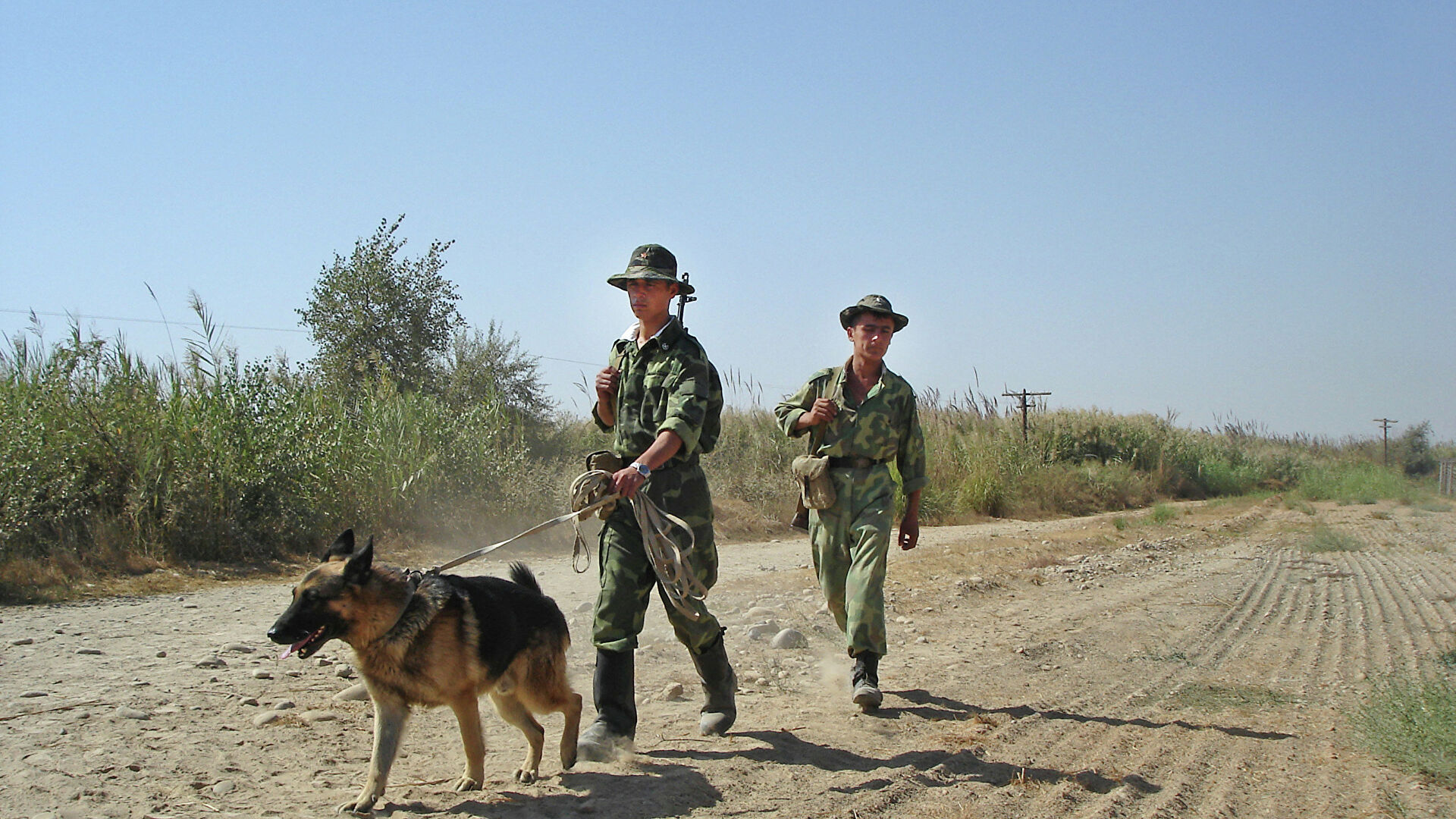 Казахстан обсуждает оказание военной помощи Таджикистану