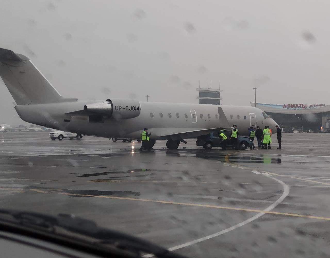 ДТП в аэропорту Алматы: кто был в самолете