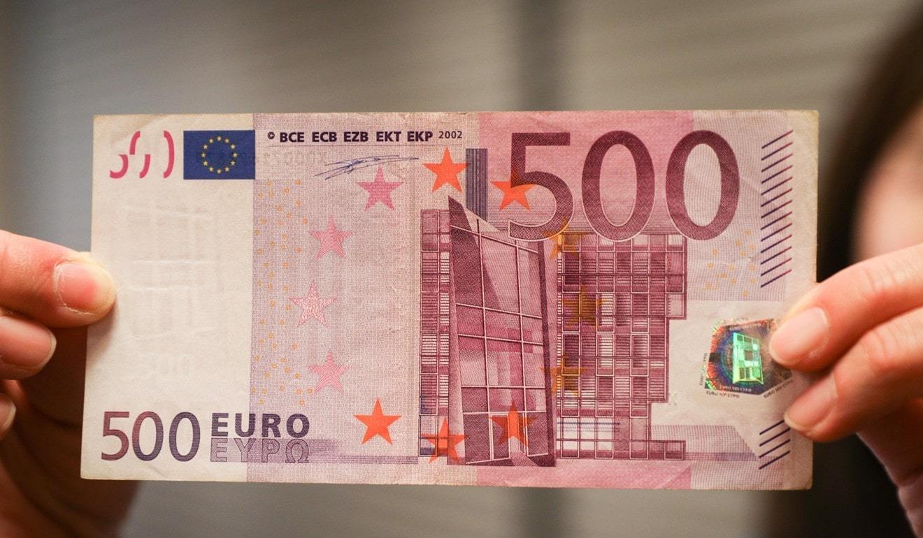 Фальшивые евро продавали клиентам банка в Шымкенте