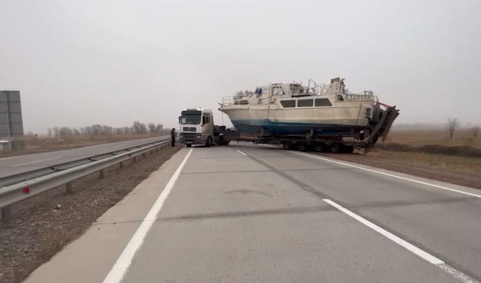 Машина с 36-тонным катером столкнулась с непреодолимым препятствием на трассе в Казахстане