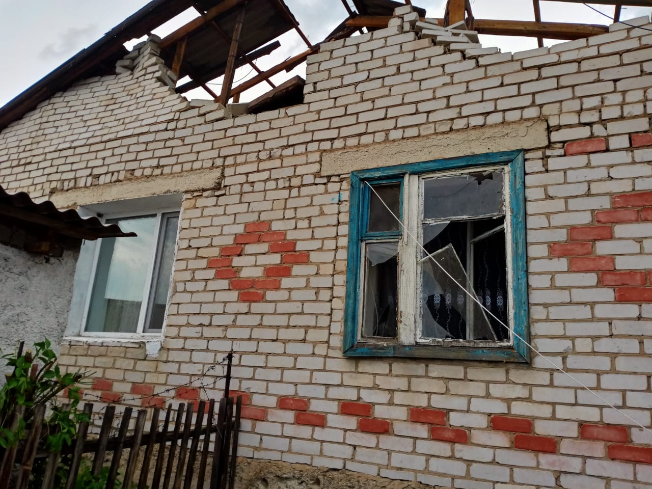 Ураган разнес дома в селе ВКО, жители остались один на один с проблемой