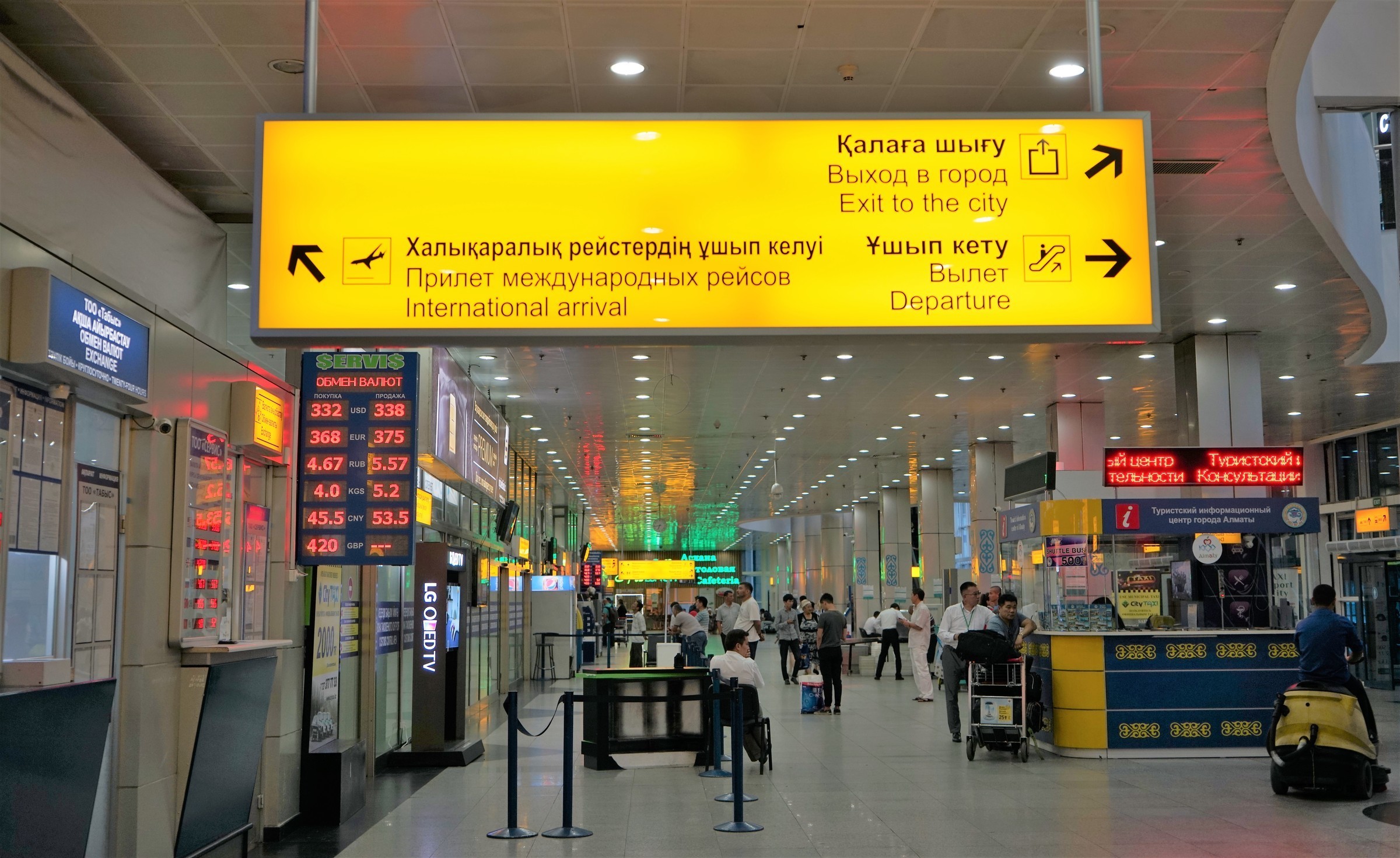 Алматинцы, летевшие в Дубай, попались в аэропорту с поддельными ПЦР-справками