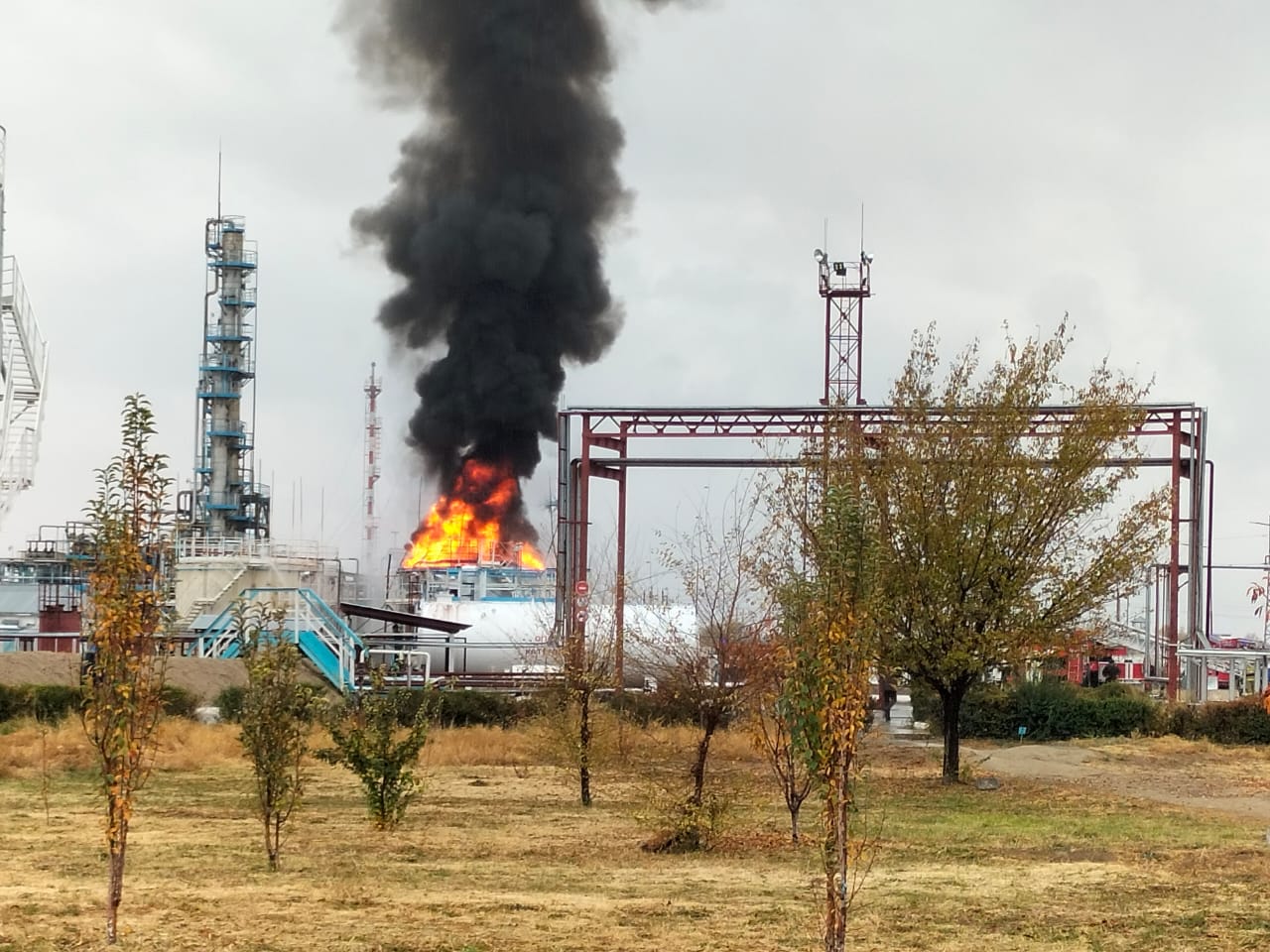 Резервуары с дизелем загорелись в Жамбылской области