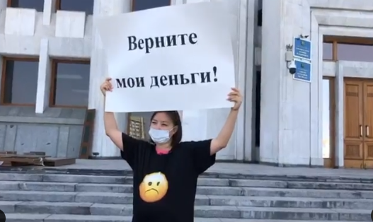 В МИОР отреагировали на пикет журналистки около акимата Алматы