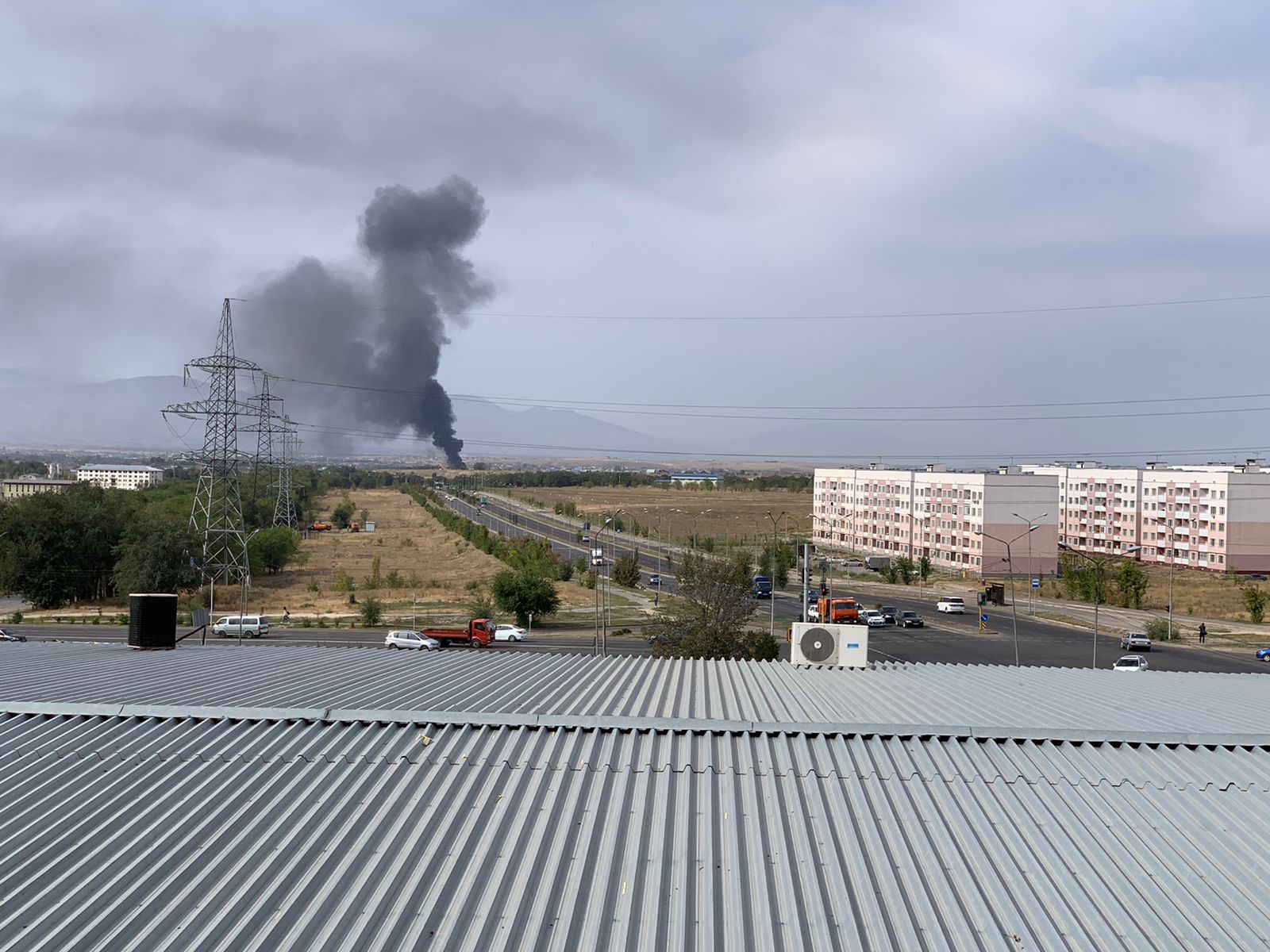 Густой черный дым встревожил жителей окраины Алматы