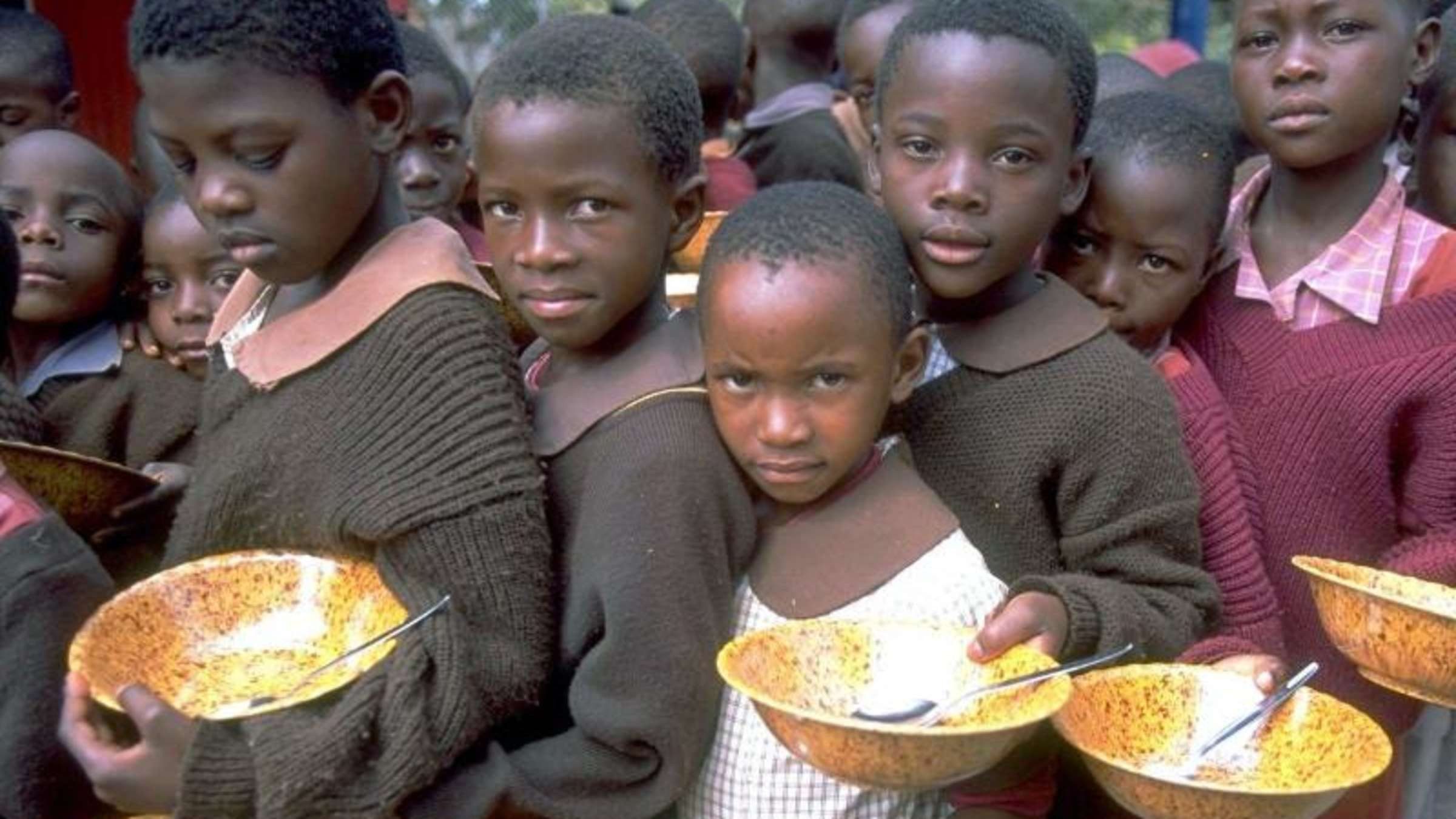 Голодный народ. Голодающыые дети Африке. Голодпющие дети в африкк.