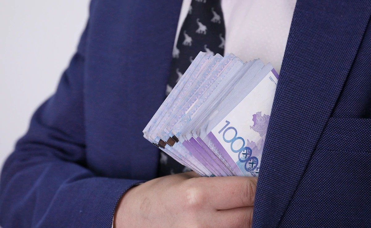 Аким Павлодарской области видит борьбу с коррупцией в безналичных платежах