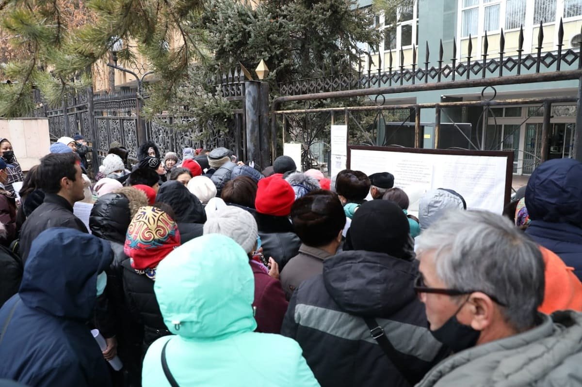 В Алматы более 100 человек у здания финрегулятора требуют списать долги по кредитам