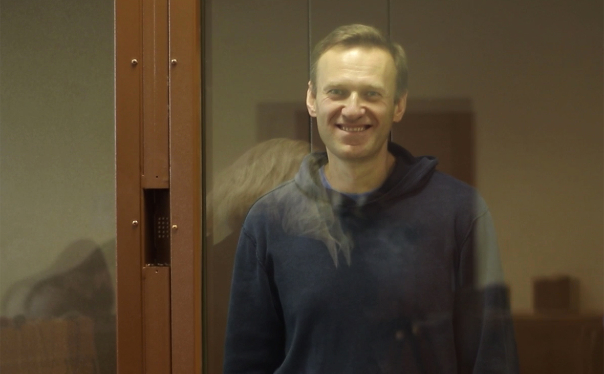 Кто над кем пошутил? Записку Навального жене обсуждают в Сети