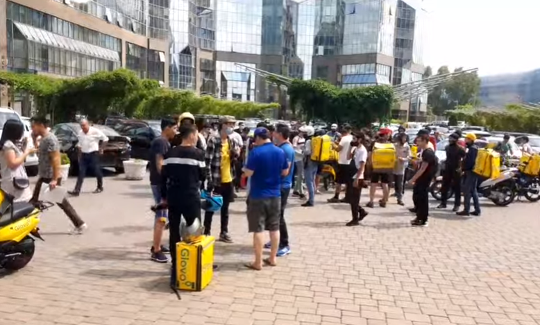 В Алматы курьеры Glovo устроили забастовку и хаос на дорогах