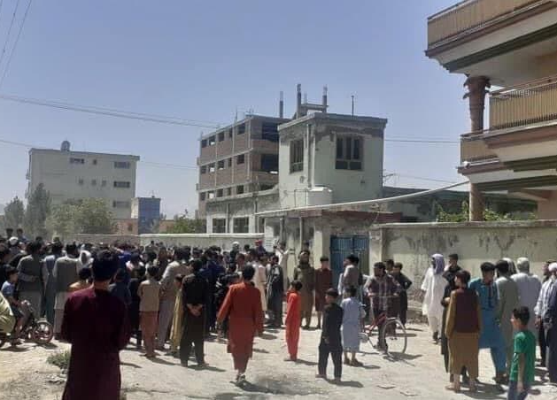 Люди пытались улететь из Кабула, зацепившись за самолет